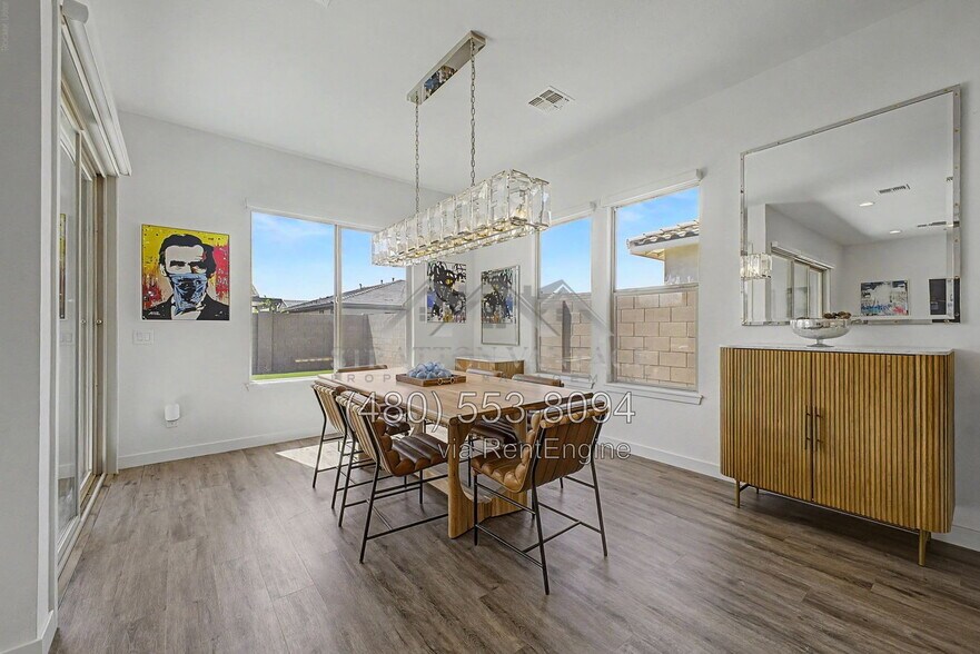 Building Photo - 1461 E San Carlos Way