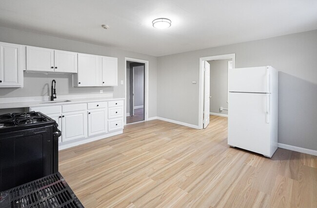 Building Photo - 168 Lunenburg St