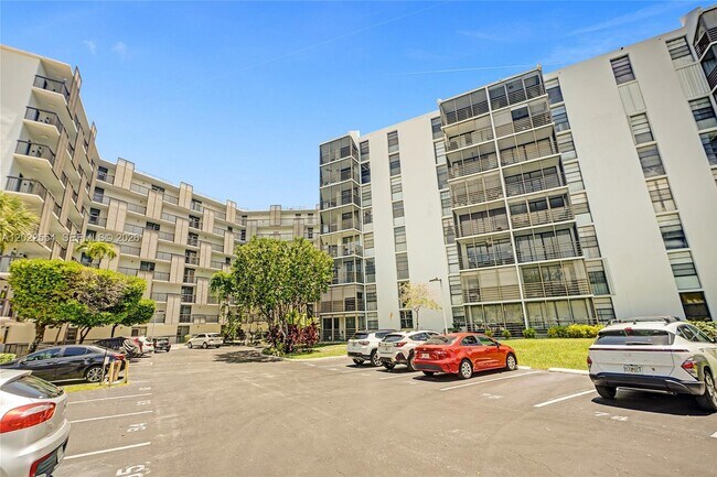 Building Photo - 20400 W Country Club Dr