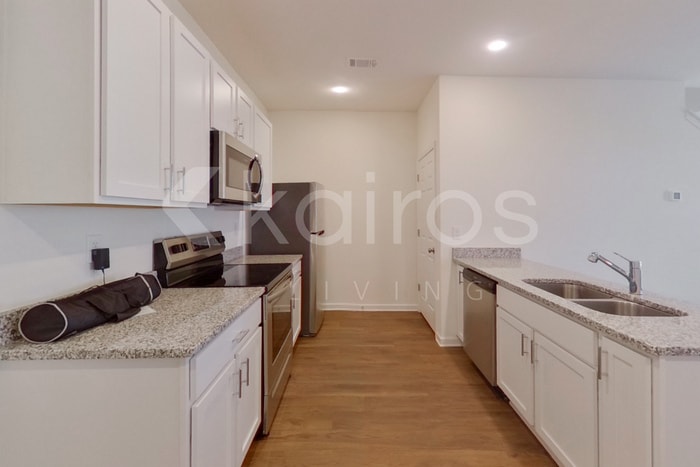 Building Photo - 226 Long Is Dr