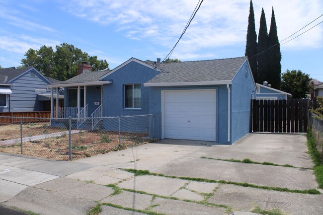 Building Photo - Ready for Move In! Three Bedroom, 1 1/2 Bathroom House with 2 Garages and Side Yard Access in Pit...