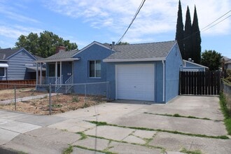 Building Photo - Ready for Move In! Three Bedroom, 1 1/2 Bathroom House with 2 Garages and Side Yard Access in Pit...