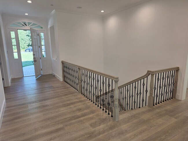 Building Photo - Lake Sherwood 5+4 Pool Home on the lake