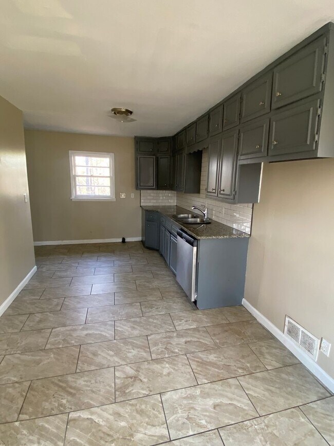 Building Photo - Bright & Spacious 4BR/2BA Home in Birmingham