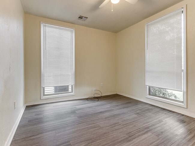 Building Photo - 4205 NE 16th Terrace