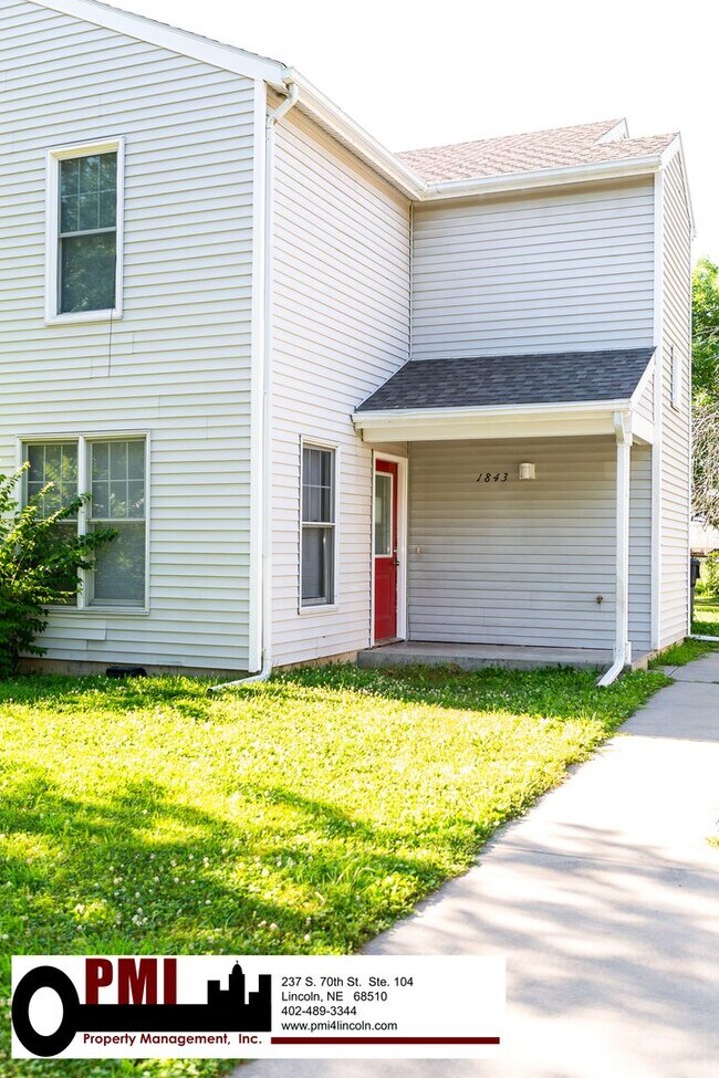 Building Photo - 3 Bedroom and 1.5 bathroom Duplex for rent