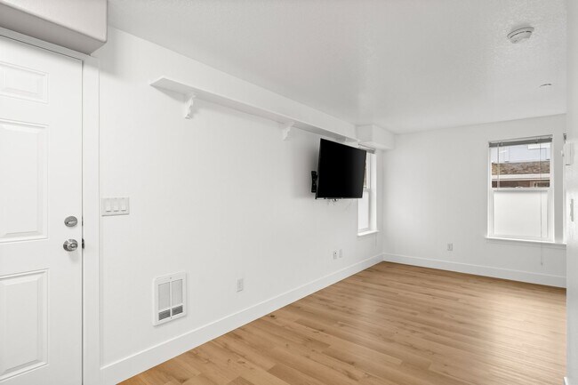 Building Photo - Cozy Studio Apartment in SE Portland w/ Laundry