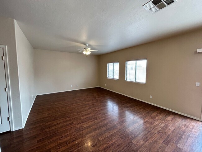 Building Photo - Large 3 Bed / 2 Bath Home with Sparkling P...