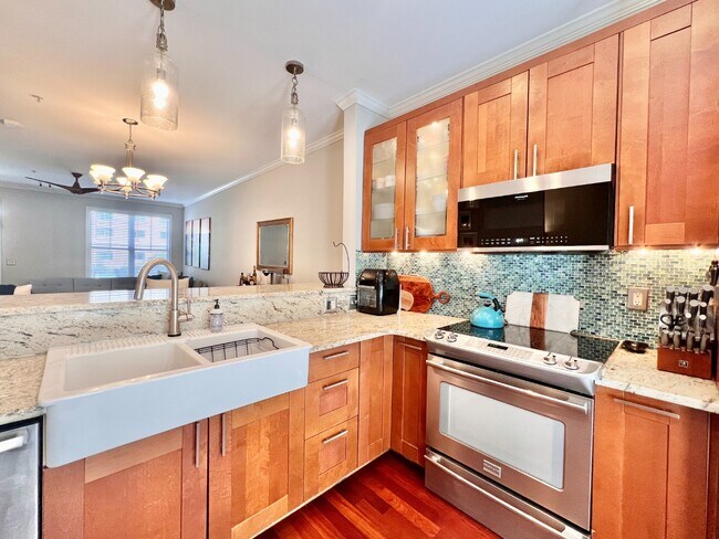 Building Photo - UPTOWN TOWNHOUSE!