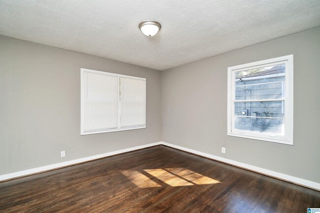 Building Photo - 832 Alden Ave