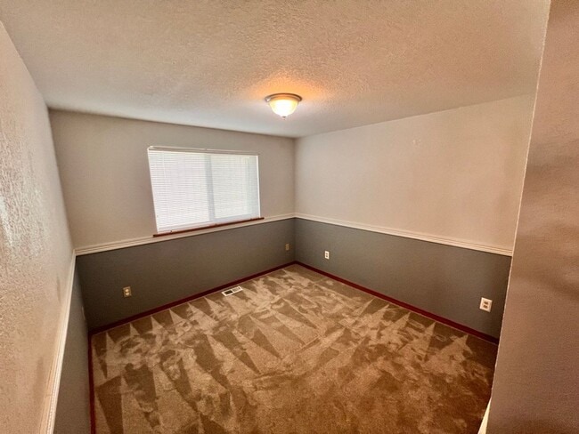 Building Photo - 3Bed 2Bath Single Level Avail. April 7th Move-In