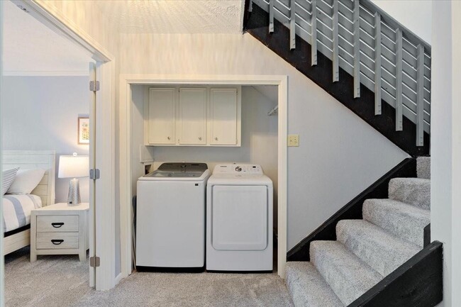 Building Photo - 727 Davis Rd