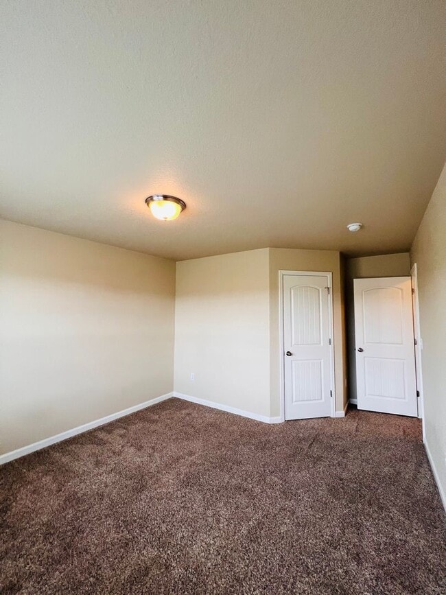 Building Photo - 5640 Shamrock Heights