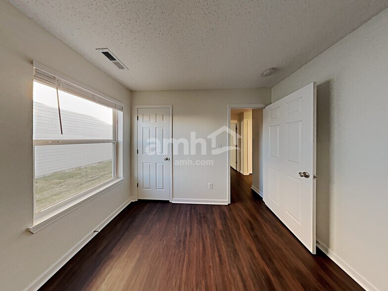 Building Photo - 15425 Dry Creek Rd