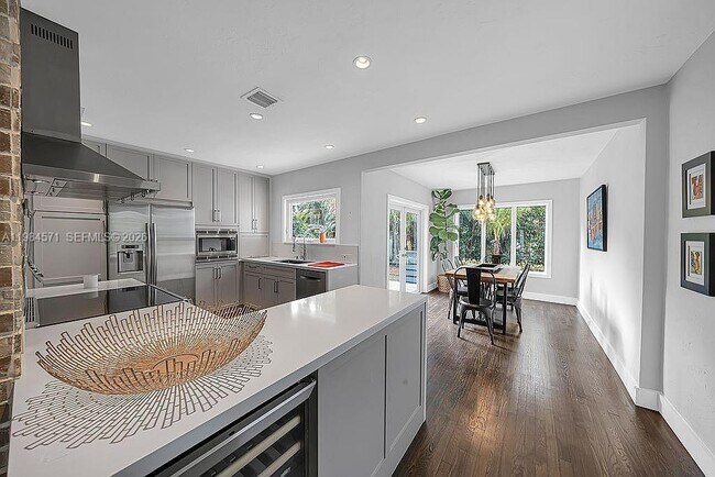 Building Photo - 5850 SW 47th St