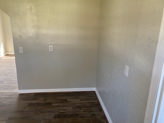 Building Photo - 1115 N Dennis Ave