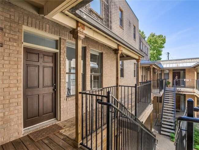 Building Photo - 611 E 45th St