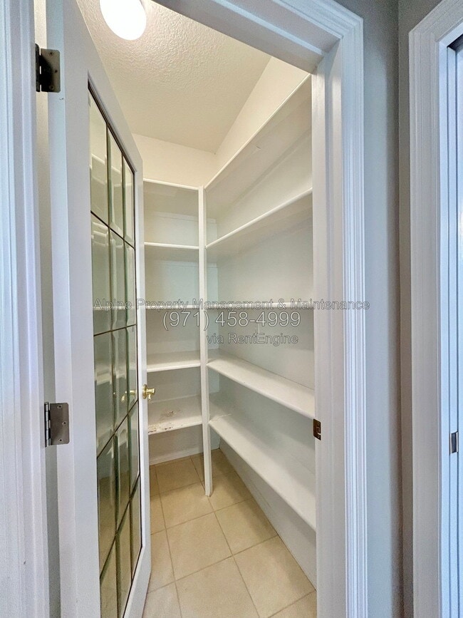 Building Photo - 820 NW Pebble Beach Way