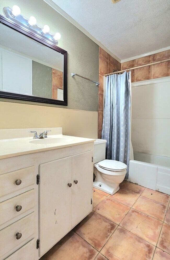 Building Photo - 3/1.5/2 DETACHED GARAGE - GREAT HOME IN TECH TERRACE