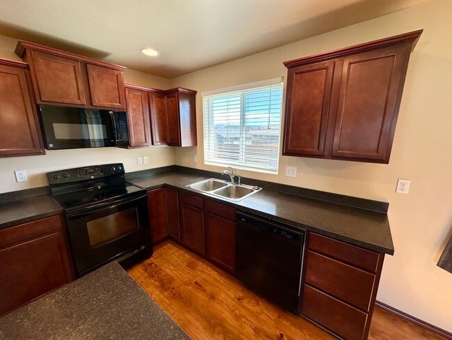 Building Photo - Large 5 Bedroom Home - North of CWU
