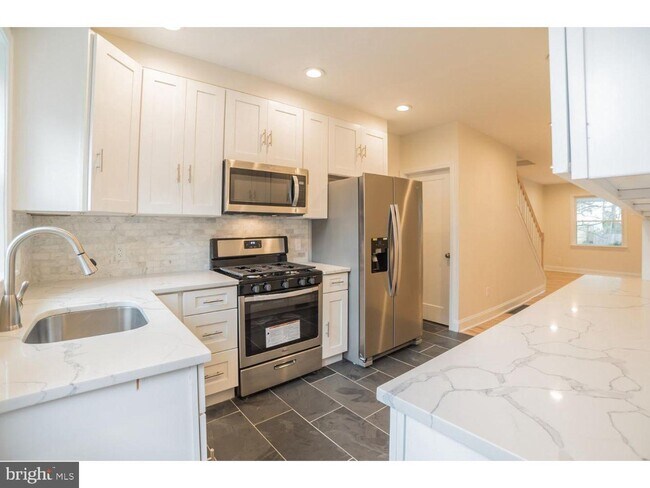 Building Photo - 253 Iona Ave