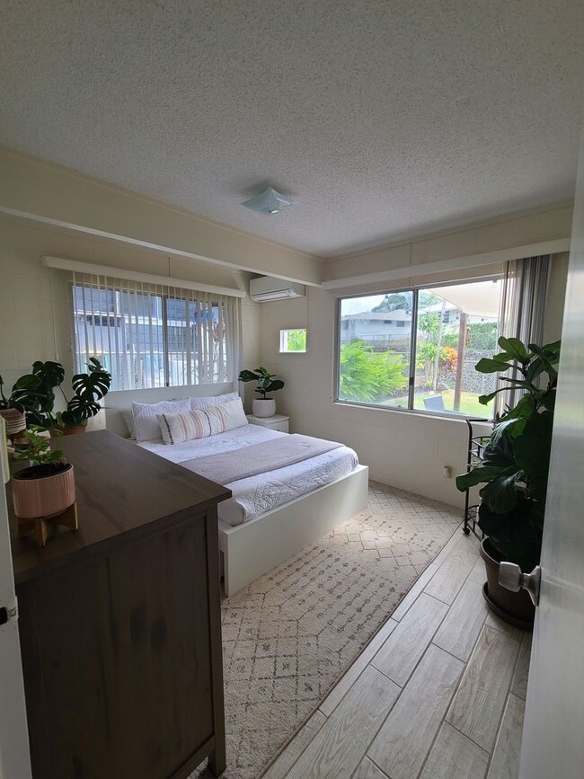 Building Photo - Walk to Downtown!  Split AC, private back ...