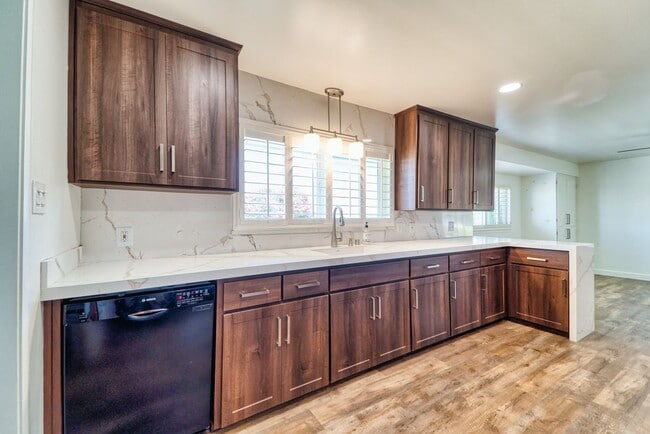 Building Photo - Beautiful 3 Bed / 2 Bath  on 1.8 Acres Ple...