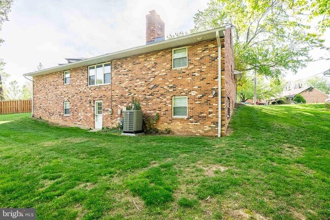 Building Photo - 6608 Fairlawn Dr