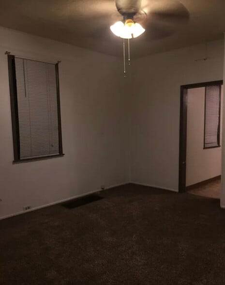 Living room - 901 Chartiers Ave