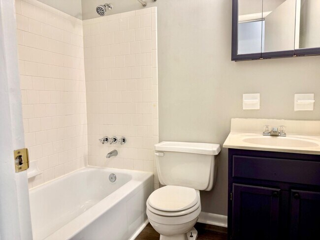 Building Photo - 140 Royal Oak Dr