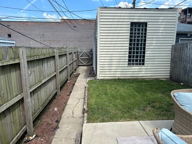 Building Photo - 824 E 47th Pl