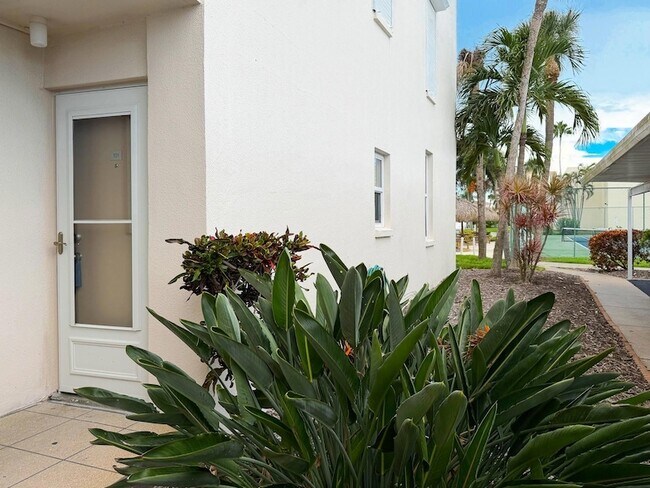 Building Photo - 7625 Sun Island Dr S