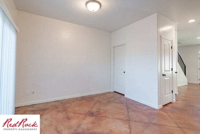 Building Photo - 3 Bedroom Townhome In Southgate Community