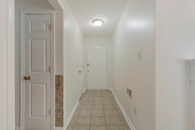 Building Photo - Bright & Cheery 2 BR 2 Bath Unit Available...