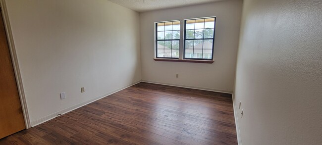 Building Photo - Vaulted Ceiling, Huge Yard, Close to Town