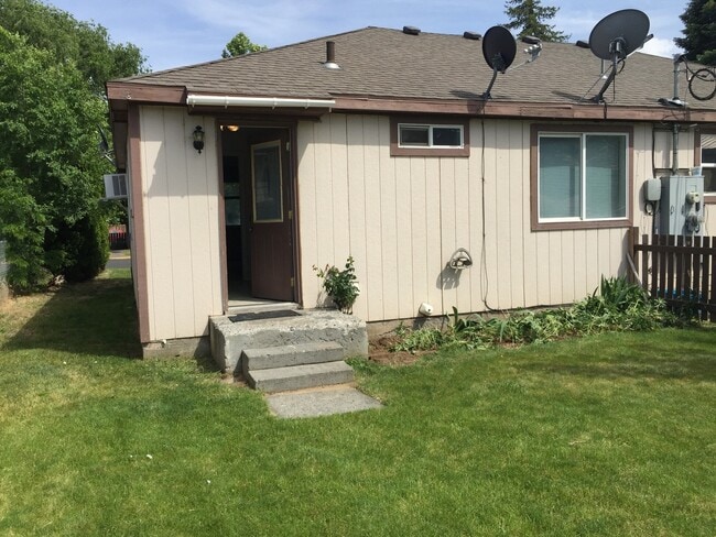 Building Photo - Tidy 2 bedroom 1 bath home with all appliances