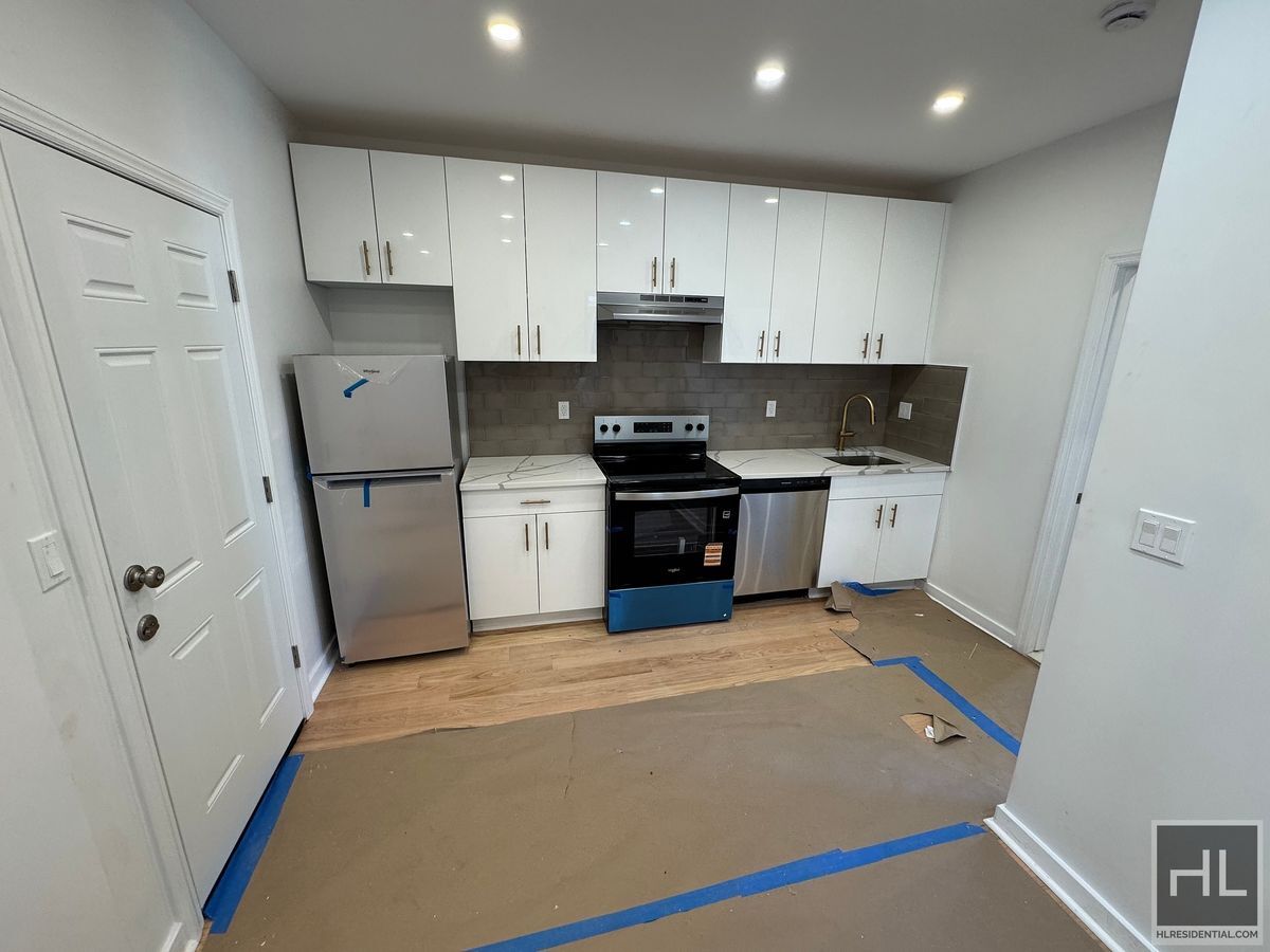 Building Photo - 31 AVENUE