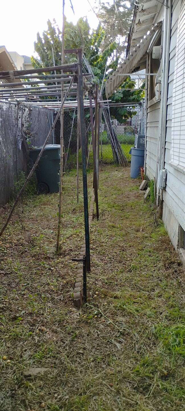 Building Photo - 216 S Almansor St