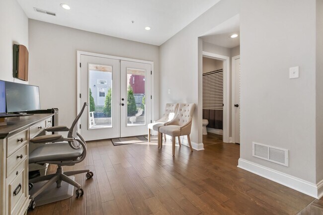 Building Photo - Luxury 3-Bedroom, 4-Bathroom House in Sout...