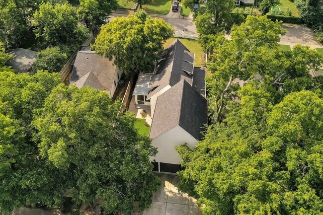 Building Photo - Great price for a huge house! CHARMING Sylvan Heights home 4 Bed 4 Bath. Beautiful private backya...