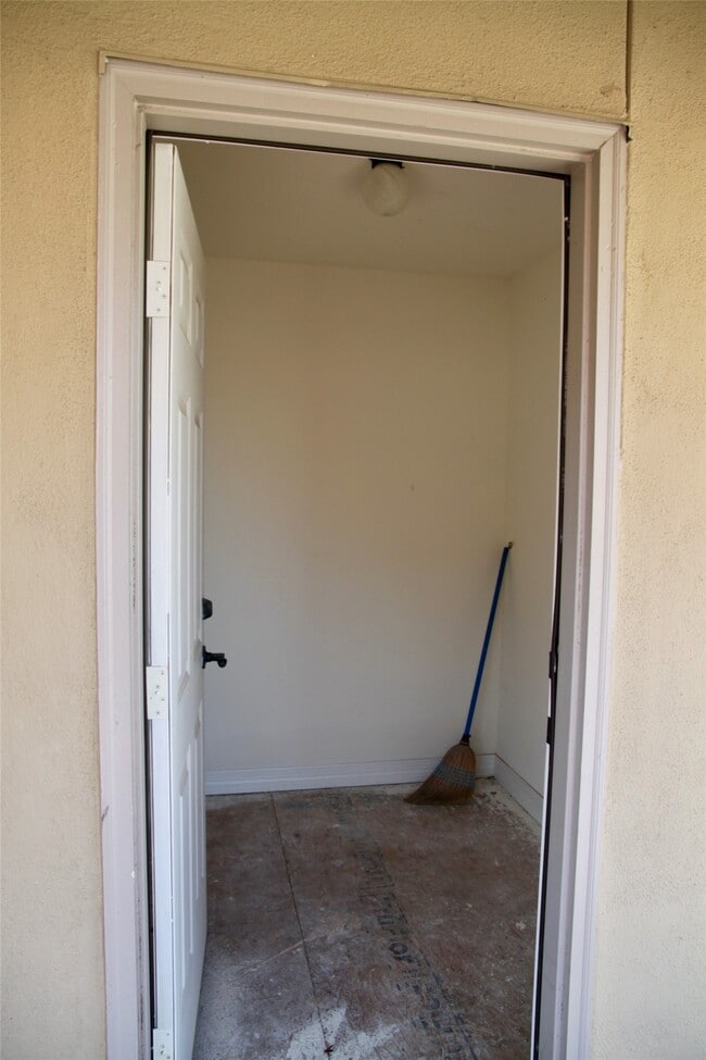 Building Photo - 28 W Oaks Dr