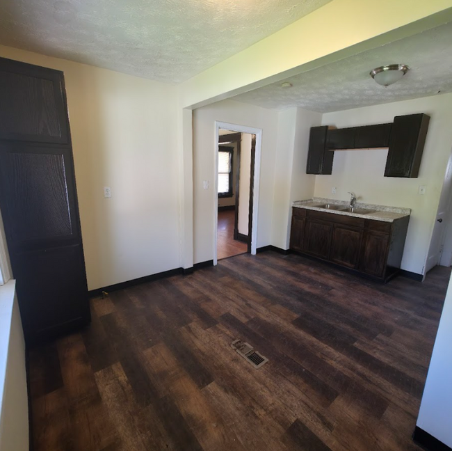 Building Photo - Single Family Home 2 beds 1 bath Available...
