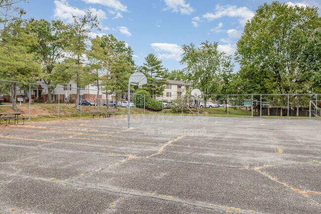Building Photo - 4400 Groombridge Way