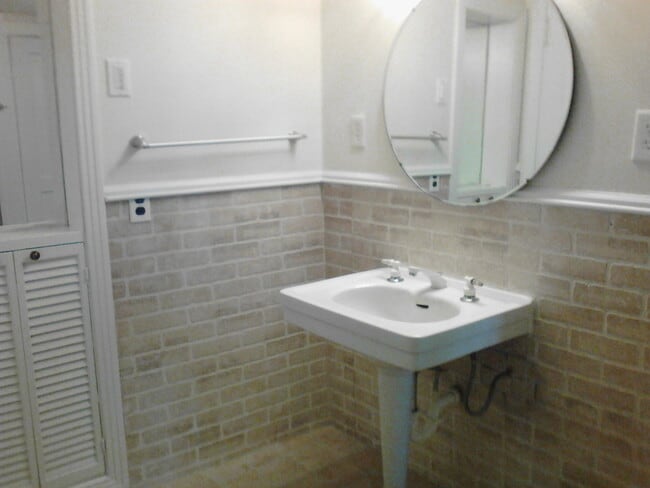 Building Photo - 205 N Cedar St