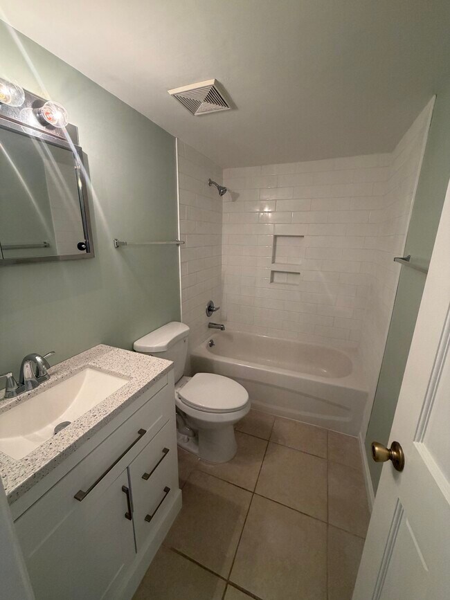 Building Photo - 3800 Saxon Dr