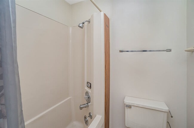 Building Photo - 3301 Thornbrook Ct