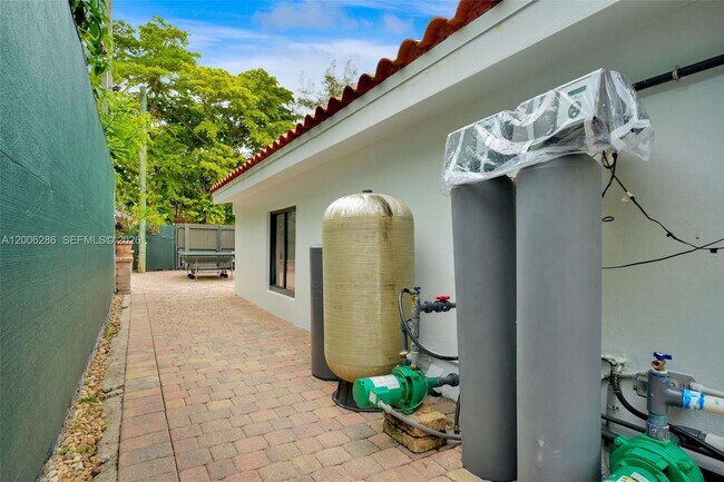 Building Photo - 6820 SW 86th Ave