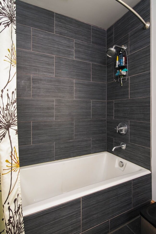 Building Photo - R0441