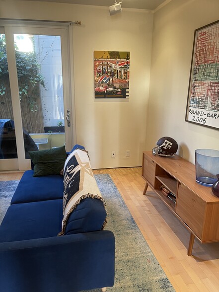 Lounge - 12A Reno Pl