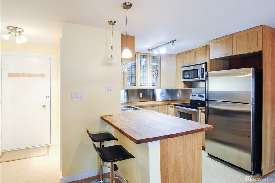 Building Photo - Great Location!!!